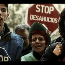 Penélope Cruz en una manifestación contra los desahucios en la película 'En los Márgenes'