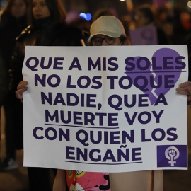 Una persona muestra un cartel, durante una marcha por la eliminación de la violencia contra las mujeres, el pasado 25 de noviembre de 2023. - Adrián Irago | EUROPA PRESS