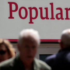 Varios peatones frente a una sucursal del Banco Popular en Madrid. REUTERS/Andrea Comas