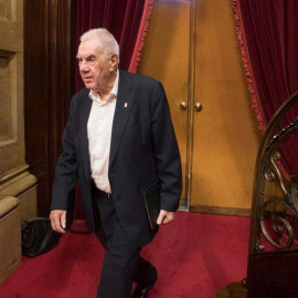 El alcaldable de ERC por Barcelona, Ernest Maragall, llega al Parlament de Catalunya. (MARTA PÉREZ | EFE)