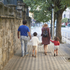 Una pareja lleva a sus hijos al colegio en Pamplona (Navarra). EUROPA PRESS/Eduardo Sanz