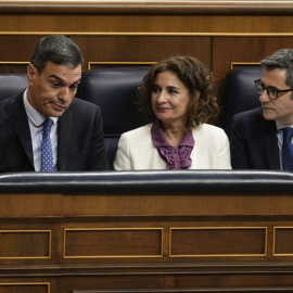 El presidente del gobierno, Pedro Sánchez y los ministros María Jesús Montero y Félix Bolaños en el pleno extraordinario del Congreso de los Diputados que debatió la ley de amnistía. EFE/ Borja Sánchez-Trillo