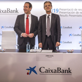 El consejero delegado de la Caixabank, Gonzalo Gortázar (i), y el presidente de la entidad, Jordi Gual (d), durante la presentación de los resultados del ejercicio 2019, en Valencia. E.P./Rober Solsona