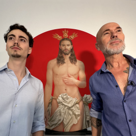 Salustiano García (d), que, con su hijo Horacio (i) como modelo, se ha hecho viral en redes sociales con su cartel de Jesús.- EFE/ David Arjona