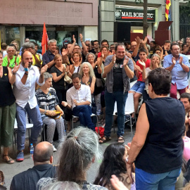 La mare d'Anna Gabriel (d'esquenes) intervé en la concentració davant la seu de la CUP, en l'aniversari del 20S. / Arran.