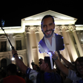  Seguidores de Nayib Bukele frente al Palacio Nacional, en San Salvador (El Salvador). EFE/ Bienvenido Velasco