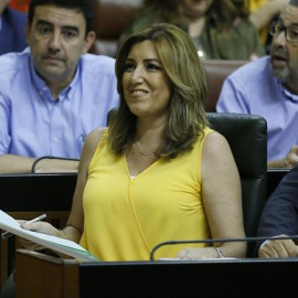 La presidenta de la Junta de Andalucía, Susana Díaz, junto al vicepresidente Manuel Jiménez Barrios, en su escaño momentos antes de comparecer en el pleno del Parlamento autonómico para informar sobre la situación política de la comunidad, una inic