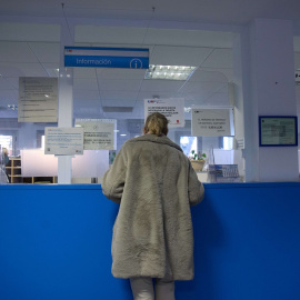 Una mujer en el mostrador de un centro de salud en Madrid. EUROPA PRESS/Jesús Hellín