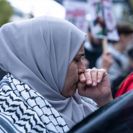 Una mujer llora durante una concentración por los últimos acontecimientos en Gaza, frente a la embajada Israelí, a 18 de octubre de 2023, en Madrid. Matias Chiofalo / Europa Press.