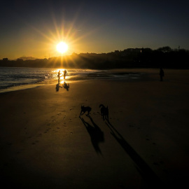 Vista del amanecer este jueves en la playa de Ondarreta de San Sebastián. EFE