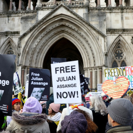 Manifestación en apoyo de Julian Assange delante del Tribunal Superior de Londres, donde se examina su extradición a Estados Unidos. REUTERS/Toby Melville