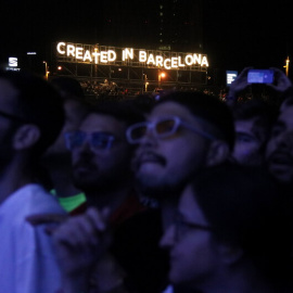 Públic d'un dels concerts del Primavera Sound 2019, amb un cartell lluminós al fons amb la inscripció 'Made in Barcelona'.ACN