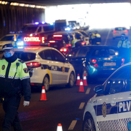 31/03/2020.- Control masivo de la Policía Local, hoy en Valencia, durante el decimoséptimo día del estado de alarma decretado por el Gobierno. EFE/Kai Försterling