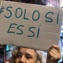 Mujer sostiene un cartel del 'Sólo Sí es Sí' durante una manifestación feminista