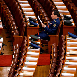 Un miembro de la delegación militar lee informes dentro del Gran Salón del Pueblo el día de la sesión inaugural del Congreso Nacional del Pueblo (NPC), en Beijing, China, el 5 de marzo de 2024. REUTERS/Tingshu Wang