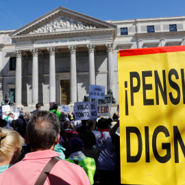 Manifestación pensionistas delante del Congreso. EFE