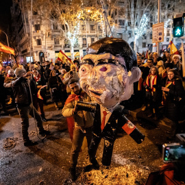  Decenas de personas celebran la entrada del año nuevo en la calle Ferraz, a 1 de enero de 2024.- Diego Radamés / Europa Press