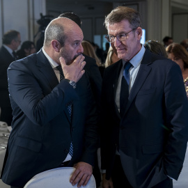 El presidente del Senado, Pedro Rollán, le hace una confidencia al líder del PP, Alberto Núñez Feijóo, durante la gala de entrega de los premios Parlamentarios 2023, en Madrid. EUROPA PRESS/A. Pérez Meca