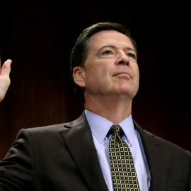 James Comey jura antes de declarar en el Senado de Estados Unidos el pasado 3 de mayo de 2017. | REUTERS