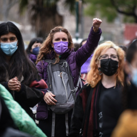 Una mujer con una mascarilla morada levanta el puño durante una concentración feminista convocada por la Asamblea Feminista de Valencia.- Jorge Gil / Europa Press