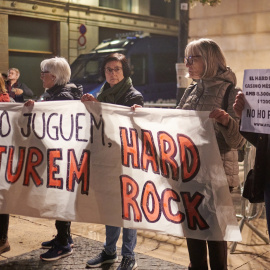 Varias personas portan pancartas contra el proyecto Hard Rock, durante una manifestación contra los macroproyectos turísticos catalanes, en Barcelona, en marzo de 2023. EUROPA PRESS/Lorena Sopêna