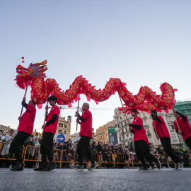 Varias personas durante la Cabalgata del Año Nuevo Chino, a 3 de febrero de 2024, en València, Comunidad Valenciana (España).- Jorge Gil / Europa Press