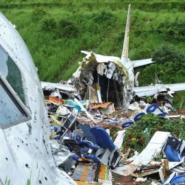 Al menos 18 personas fallecidas en el avión indio siniestrado. | REUTERS