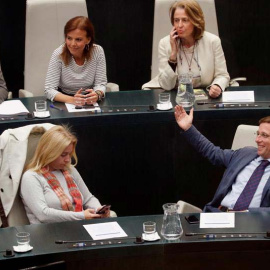 A la izquierda de la imagen, Martínez-Almeida en el salón de plenos del Ayuntamiento de Madrid. (ZIPI | EFE)