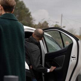 El exfutbolista Dani Alves se sube a un coche a su salida de la cárcel de Can Brians, a 25 de marzo de 2024, en Sant Esteve de Sesrovires, Barcelona, Catalunya (España).- David Zorrakino / Europa Press