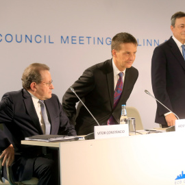 El presidente del BCE, mario Draghi, de pie junto al goobernador del Banco Central de Estonia, Ardo Hansson, y el vicepresidente del BCE, el portugués Vitor Constancio, antes de la rueda de prensa tras la reunión del consejo de gobierno de la entidad en