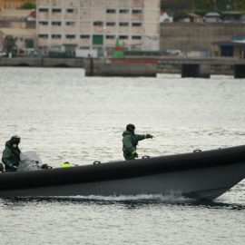  Una lancha de la Guardia Civil en aguas de Ceuta a 28 de abril del 2020.- EP