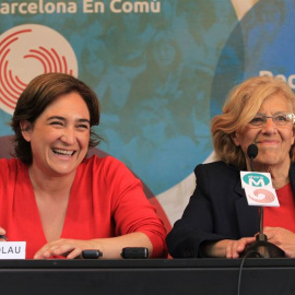 La alcaldesa de Barcelona, Ada Colau, junto a la alcaldesa de la Comunidad de Madrid, Manuela Carmena. EUROPA PRESS