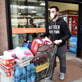 Un hombre hace acopio de productos ante el posible aislamiento en el norte de Italia. REUTERS/Flavio Lo Scalzo