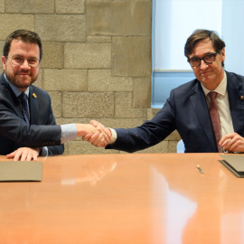  Pere Aragonès y Salvador Illa tras firmar el acuerdo sobre los presupuestos de la Generalitat, a 27 de febrero de 2024, en Barcelona.- EP