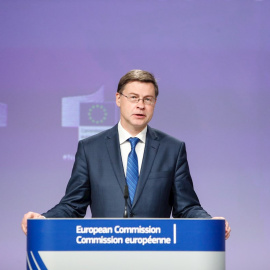 Valdis Dombrovskis, vicepresidente de la comisión Europea y Comisario europeo del Euro y de Diálogo Social, en una rueda de prensa en Bruselas. EFE/EPA/ARIS OIKONOMOU