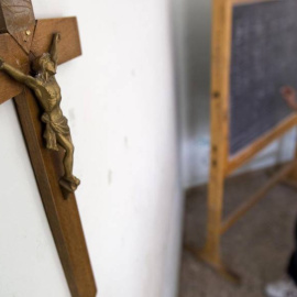 Crucifijo en un aula.- REUTERS/Tony Gentile