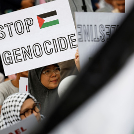 Una mujer musulmana indonesia sostiene un cartel durante una manifestación y oración en apoyo a los palestinos en Gaza, en Yakarta, Indonesia, el 7 de abril de 2024. REUTERS/Willy Kurniawan