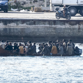 Un patera con migrantes llega al puerto de Favaloro, en la isla de Lampedusa. EUROPA PRESS/Cecilia Fabiano/Zuma Press