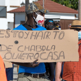 GRAFAND1236. LEPE(HUELVA), 05/08/2020.- Decenas de personas han respondido a la convocatoria del colectivo "Solución Asentamientos" y se han manifestado en Lepe (Huelva) para exigir a las distintas administraciones alojamientos "dignos" para las personas