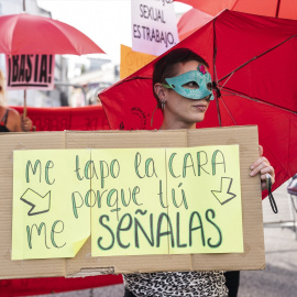 Una mujer sostiene una pancarta durante una protesta, frente al Congreso de los Diputados, a 4 de octubre de 2022, en Madrid (España).- A. Pérez Meca / Europa Press