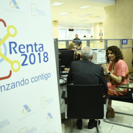 Foto de la ministra de Hacienda, María Jesús Montero, durante su vista a la delegación especial de la AEAT en Madrid con motivo de la Campaña de Renta 2018. E.P./Óscar Cañas