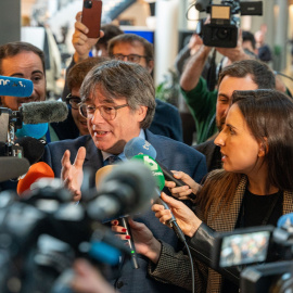 El expresidente de la Generalitat Carles Puigdemont atiende a medios a su llegada al Parlamento Europeo, a 13 de diciembre de 2023, en Estrasburgo (Francia).- Álex Flores / Europa Press