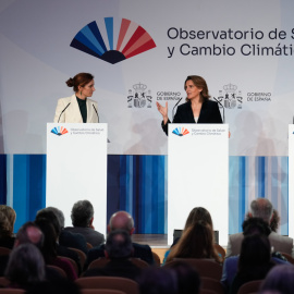 La vicepresidenta tercera y ministra para la Transición Ecológica y el Reto Demográfico, Teresa Ribera (c), acompañada de la ministra de Sanidad, Mónica García (i), y la de Ciencia, Innovación y Universidades, Diana Morant, durante la presentación