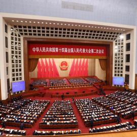 Una vista general muestra a los delegados que asisten a la reunión de clausura de la segunda sesión del 14º Congreso Nacional del Pueblo en el Gran Salón del Pueblo en Beijing.-EFE/EPA/WU HAO