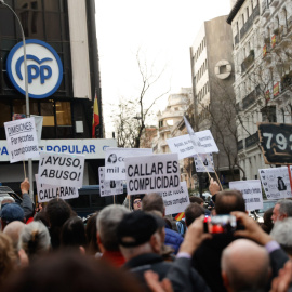 Manifestación organizada por la asociación La Plaza bajo el lema “Ayuso dimisión” contra la presidenta de la Comunidad de Madrid, Isabel Díaz Ayuso, en el número 13 de la calle Génova, sede del Partido Popular en Madrid, este miércoles. EFE/J. 