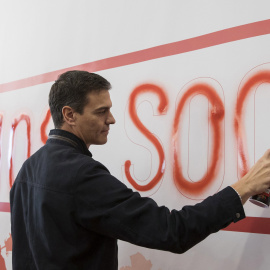 El exsecretario general del PSOE Pedro Sánchez rellena con spray una pintada en Dos Hermanas (Sevilla), donde ha anunciado que se presentará a las primarias para volver a liderar el partido. EFE/Julio Muñoz