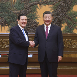 El líder chino Xi Jinping le da la mano al ex presidente de Taiwán Ma Ying-jeou en el Gran Salón del Pueblo en Beijing el 10 de abril de 2024. Ju Peng/Xinhua/AP