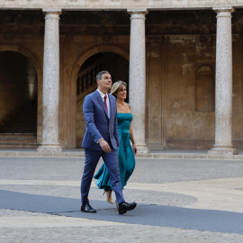  El presidente del Gobierno en funciones, Pedro Sánchez y Begoña Gómez, a su llegada al Palacio de Carlos V para la III Cumbre de la Comunidad Política Europea (CPE) en Granada (Andalucía, España).- Álex Cámara / Europa Press