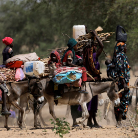 Los refugiados sudaneses que huyeron de la violencia en la región de Darfur en Sudán y los recién llegados montan en burros en busca de espacio para establecerse temporalmente, cerca de la frontera entre Sudán y Chad en Goungour, Chad, el 8 de mayo de