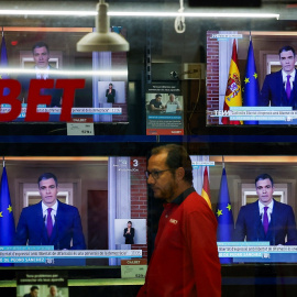 Varios monitores de televisión, en una tienda de electrodomésticos en El Masnou (Barcelona), emiten la intervención del presidente del Gobierno, Pedro Sánchez, en la que anuncia su intención de mantenerse en el cargo, tras varios días de reflexión.